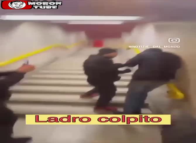 Video: In Milan, citizens beat up a pickpocket
